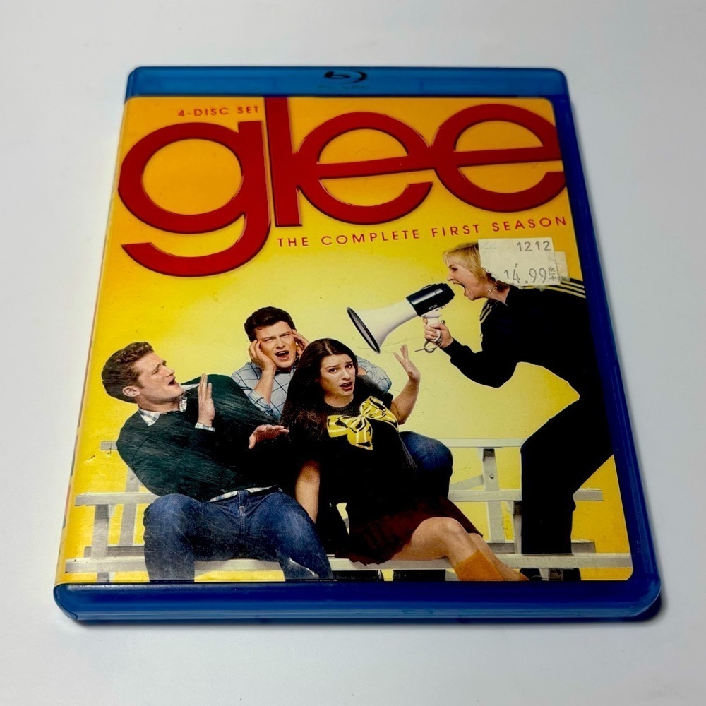 GLEE Complete 1st Season Blu-Ray Disc Set of the TV series. 4 disc set
